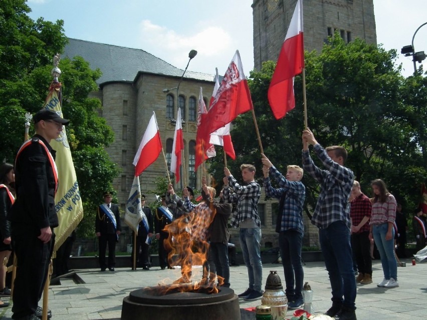 Młodzież szkolna pod poznańskimi krzyżami