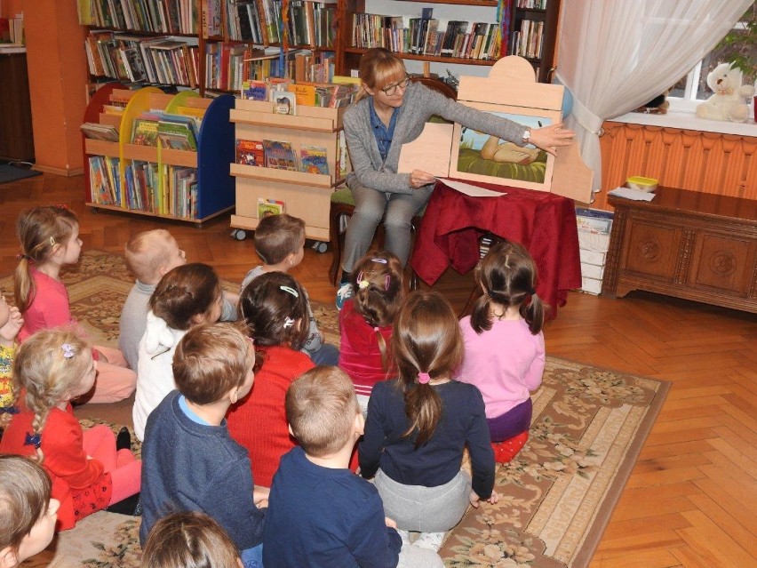 Pruszcz Gdański: Spotkania z dziećmi w bibliotece ZDJĘCIA Teatrzyk kamishibai - historie zaklęte w drewnianej skrzynce…