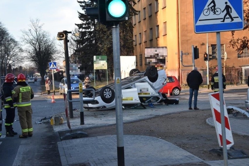 Tarnów. Zderzenie forda i citroena na skrzyżowaniu w Mościcach zarejestrowała kamera [WIDEO]