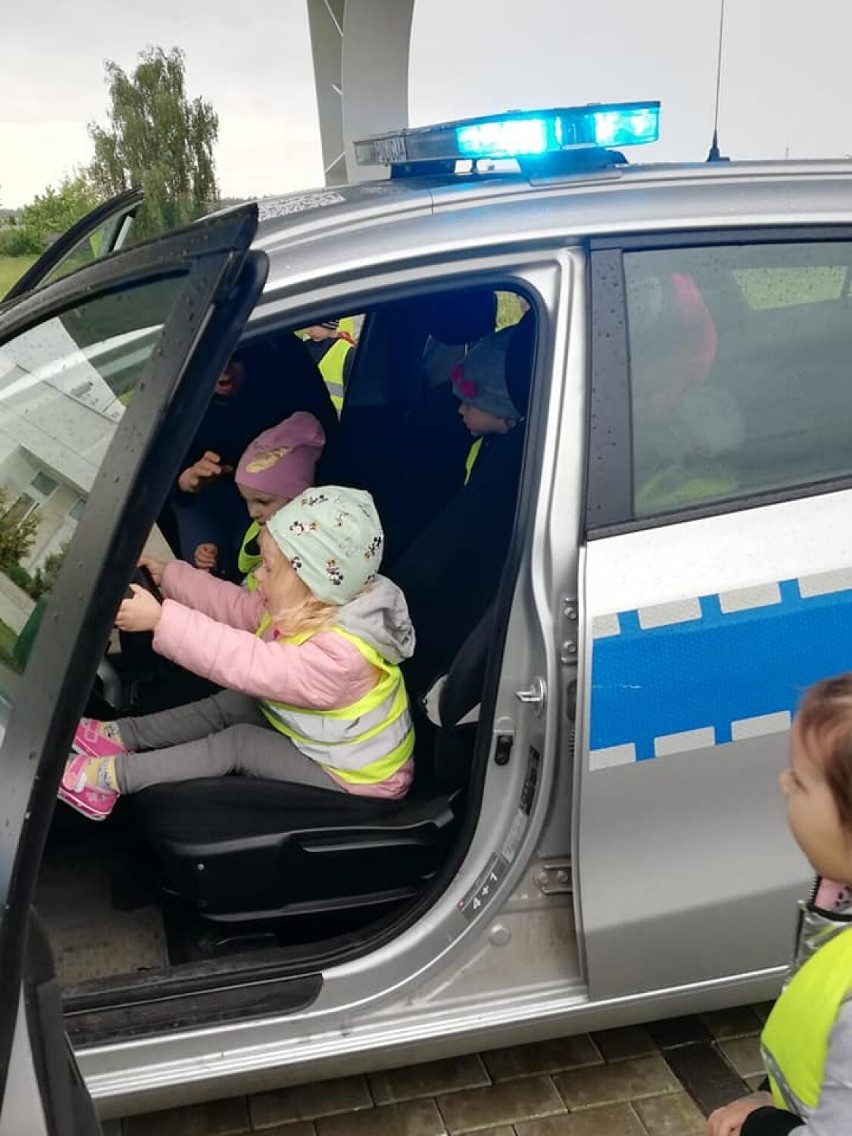 Dzień dziecka 2021. Policjanci z Wągrowca odwiedzili dzieci ze żłobka 