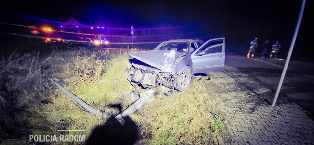 Uciekając pijany kierowca samochodu uderzył w latarnie w Radomiu niszcząc swój samochód.