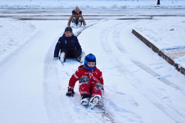 Ferie zimowe mogą być czasem, w którym dzieci będą się dobrze bawić, nawet jeśli nie wyjadą do innej miejscowości czy kraju. Przedstawiamy terminy ferii zimowych 2023.