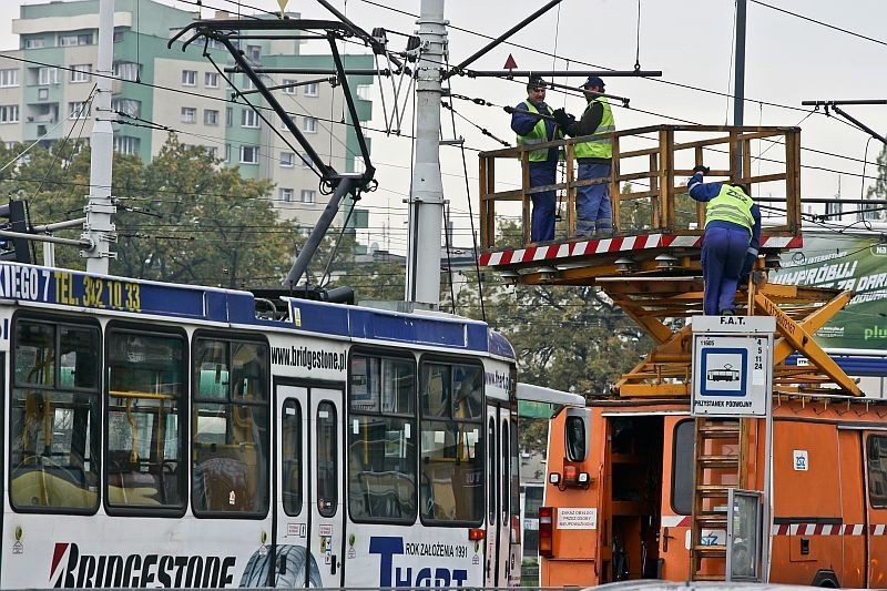 Wrocław: Tir zerwał trakcję tramwajową na Grabiszyńskiej