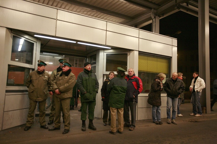 Dawne przejście graniczne za mostem Jana Pawła II na chwilę...