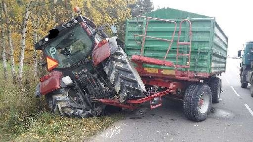 Kolizja w Dankowie. Zderzyły się traktor i osobówka [ZDJĘCIA]