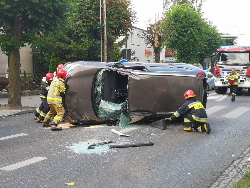 Wypadek na Piłsudskiego w Grudziądzu. Samochód przewrócił się na bok [zdjęcia]