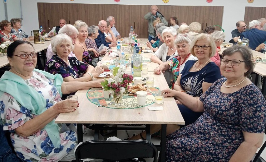 Grójeckie seniorki ze swoim spektaklem komediowym odwiedziły Klub Seniora "Ustronie"