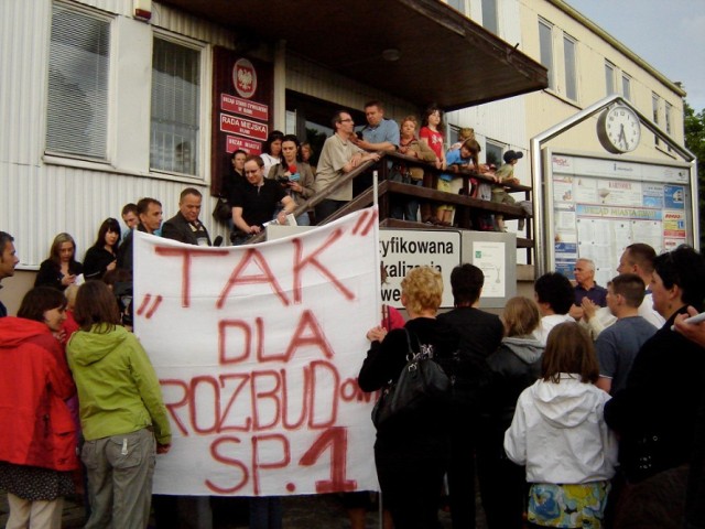 Sprawa rozbudowy SP1 miała swój początek w poprzedniej kadencji, gdy rodzice protestowali przeciwko radnym