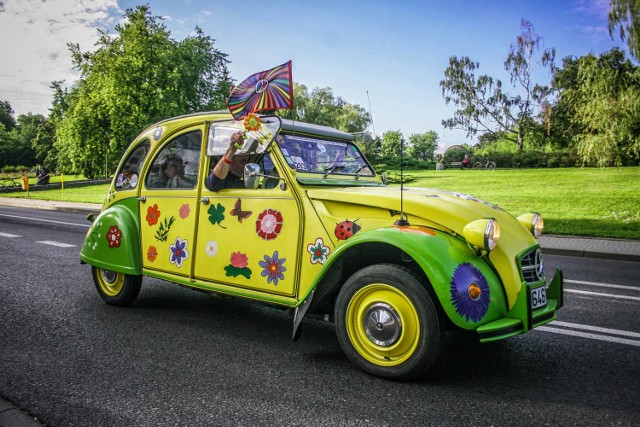 Widokówka z Torunia: Zlot miłośników Citroena 2CV