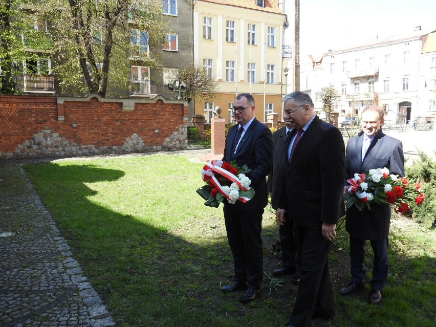 Władze powiatu i Pleszewa uczciły ofiary Katynia i Smoleńska