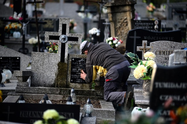 Mieszkańcy sukcesywnie sprzątają groby na cmentarzu komunalnym przy ul. Zielonej w Jaśle. Nie ma tłumów.