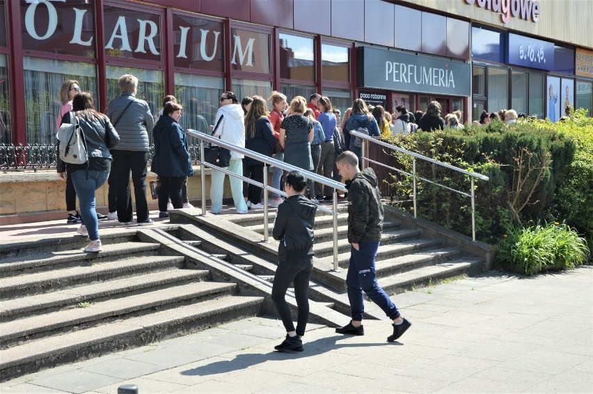 Ogromna kolejka w centrum Goleniowa. Uchodźcy chcą się uczyć polskiego