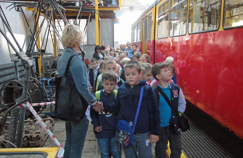 Europejski Dzień bez Samochodu w Grudziądzu. Dzieci zwiedzały zajezdnię tramwajową [zdjęcia]