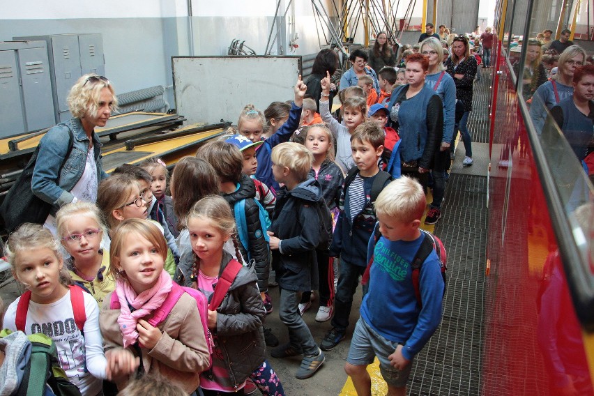 Europejski Dzień bez Samochodu w Grudziądzu. Dzieci zwiedzały zajezdnię tramwajową [zdjęcia]