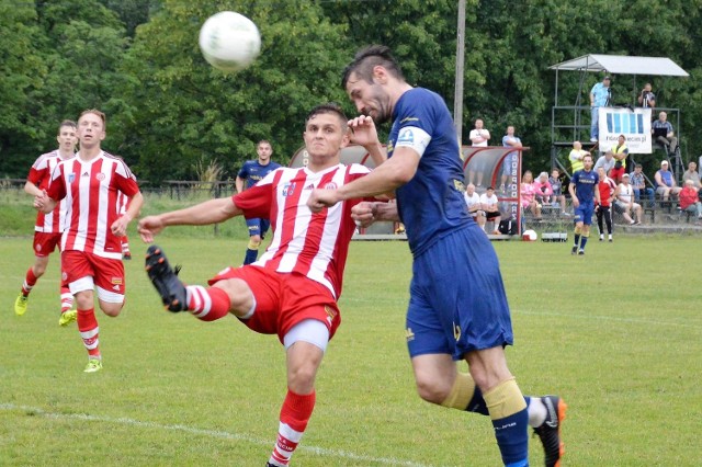 Patryk Skrzypniak (z lewej) i jego koledzy z Soły Oświęcim, remisem przeciwko Stali Rzeszów (1:1) zapewnili sobie utrzymanie w gronie trzecioligowców.