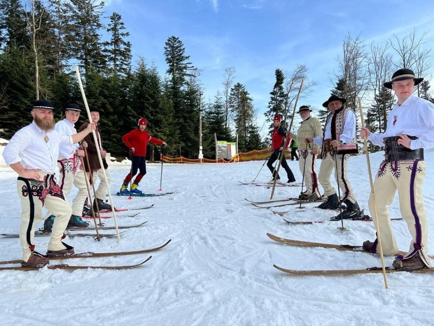 Koniec sezonu narciarskiego w Kasina Ski. Zimę symbolicznie pożegnali goprowcy jazdą w tradycyjnych strojach i nartach