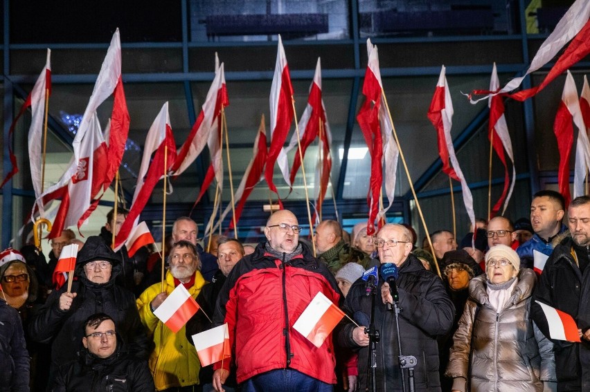 Manifestacja pod siedzibą Telewizji Polskiej w Bydgoszczy. Uczestnicy śpiewali hymn