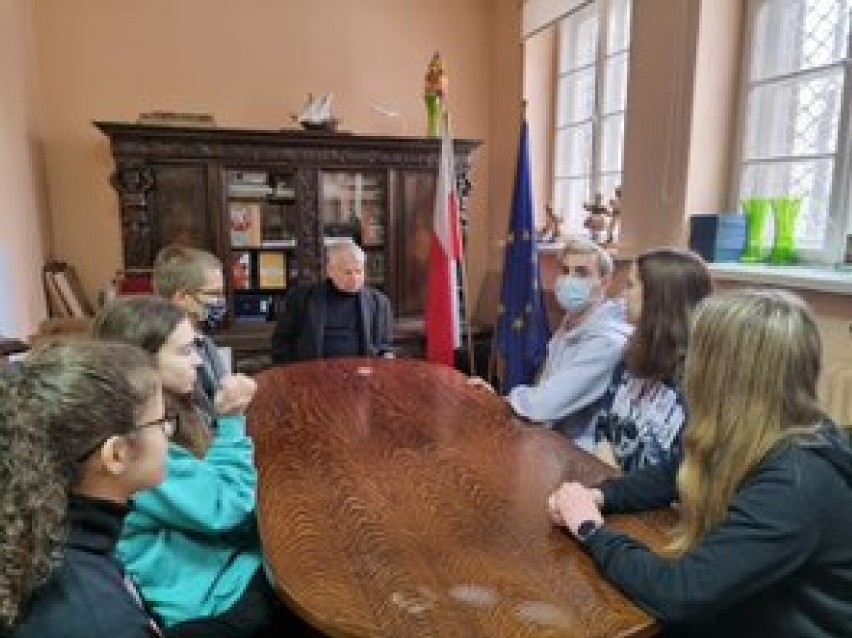 Stan wojenny. Uczniowie "Hipolita" w Rumi odwiedzili Bogdana Borusewicza, wicemarszałka Senatu RP