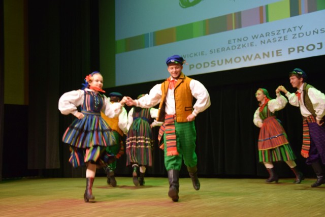 Podczas uroczystego podsumowania etno projektu na scenie Ratusza suitę tańców sieradzkich zaprezentował Zespół Pieśni i Tańca Zduńskowolanie