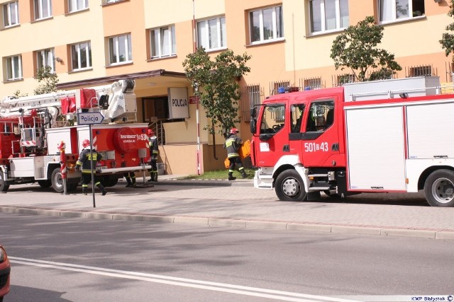 Funkcjonariusze zambrowskiej policji wspólnie ze strażakami odbyli ćwiczenia z praktycznego sprawdzenia organizacji oraz warunków ewakuacji z budynku policji.Według scenariusza wybuchł pożar w jednym z pomieszczeń budynku komendy. Założenie obejmowało szybko rozprzestrzeniający się ogień.