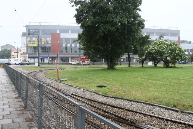 Plac Niepodległości ma pełnić funkcję forum miejskiego, ale pozostanie na nim pętla. Być może powstanie pod nim parking