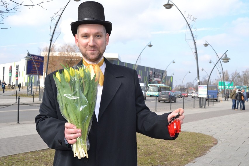 PKM Jaworzno rozdawał pasażerkom tulipany i odblaskogwizdki [ZDJĘCIA]