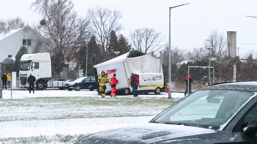 Wypadki w Warszawie. Jeden TIR "leży" na trasie S8, kolejny na Puławskiej. Spore utrudnienia