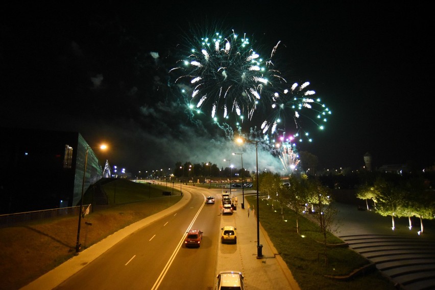 Pokaz sztucznych ogni na zakończenie 150. urodzin Katowic