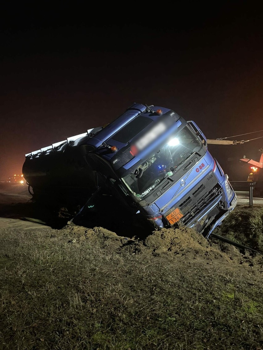 Wypadek na S5. Ciężarówka przewróciła się po kolizji z autem dostawczym