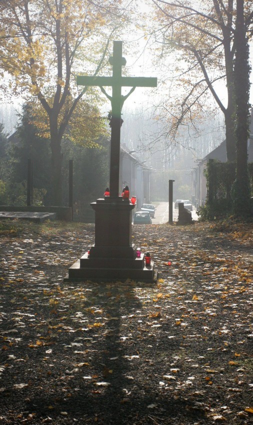 Cmentarz Hutniczy w Gliwicach założony w 1808, zdewastowany...