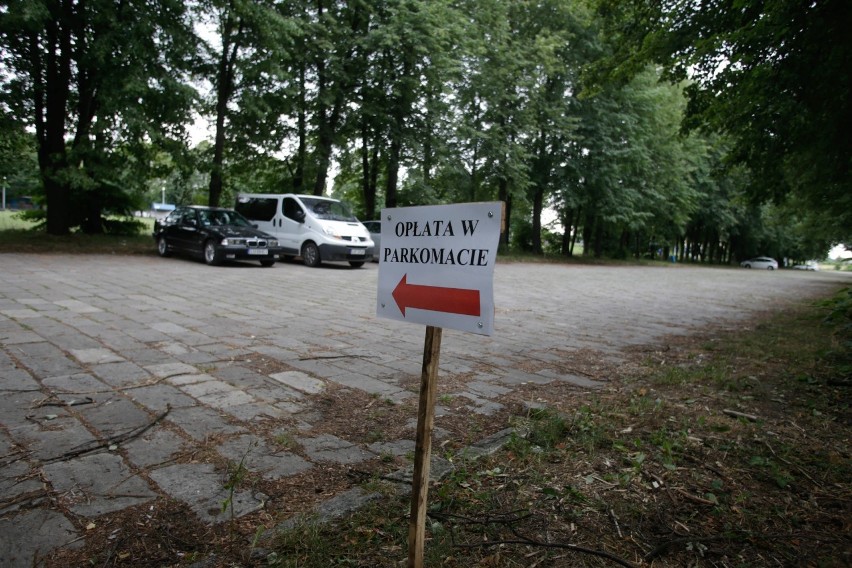 Parkingi przy Zalewie Zemborzyckim w Lublinie. Niepełnosprawny raz płaci, innym razem nie musi