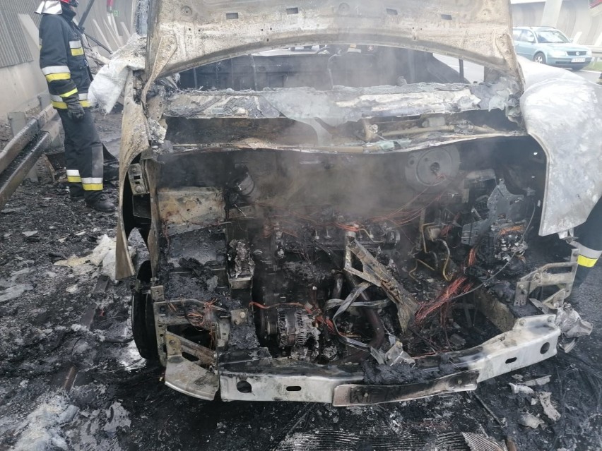 Samochód dostawczy uległ całkowitemu spaleniu
