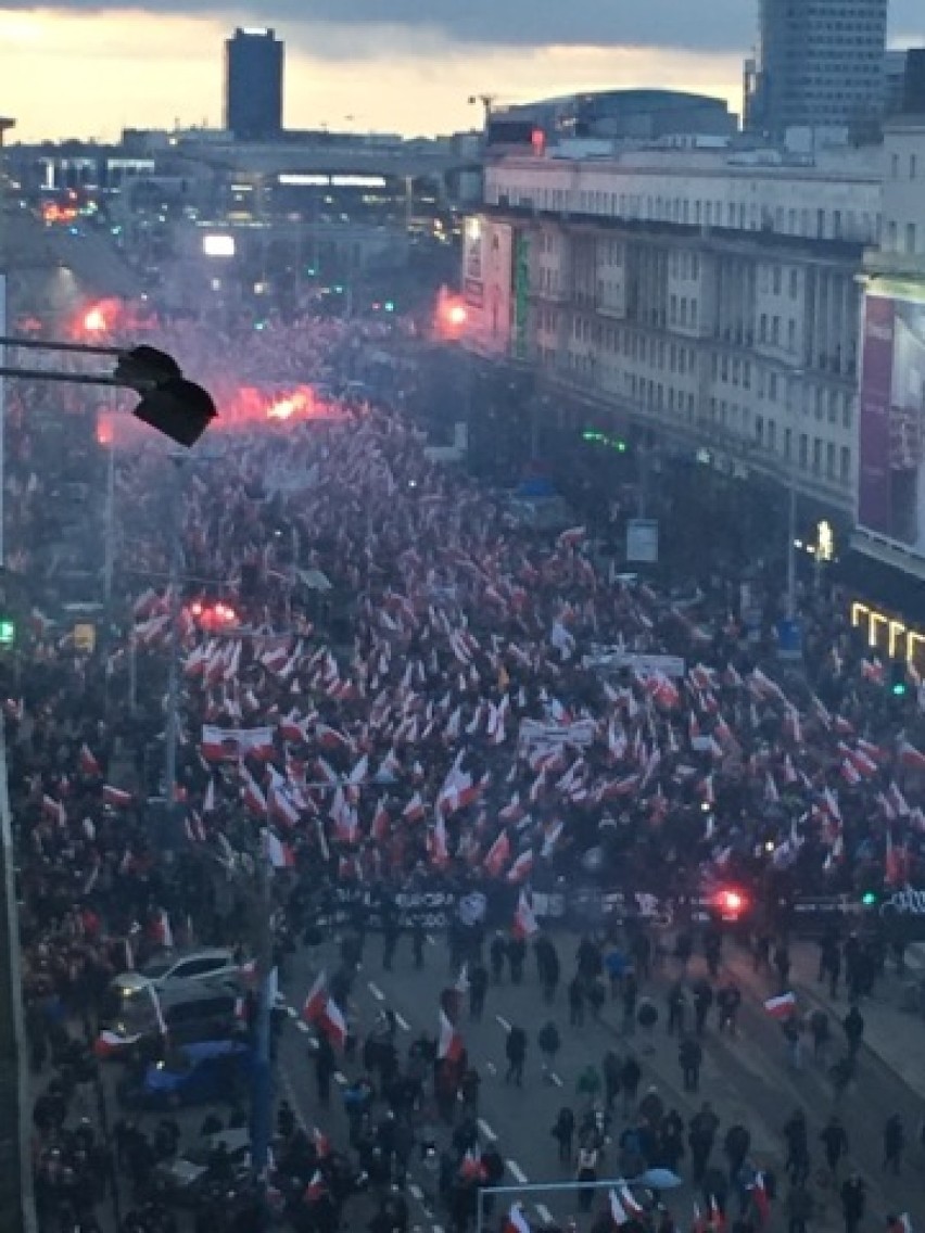 Marsz Niepodległości 2017. Narodowcy przeszli przez Warszawę...