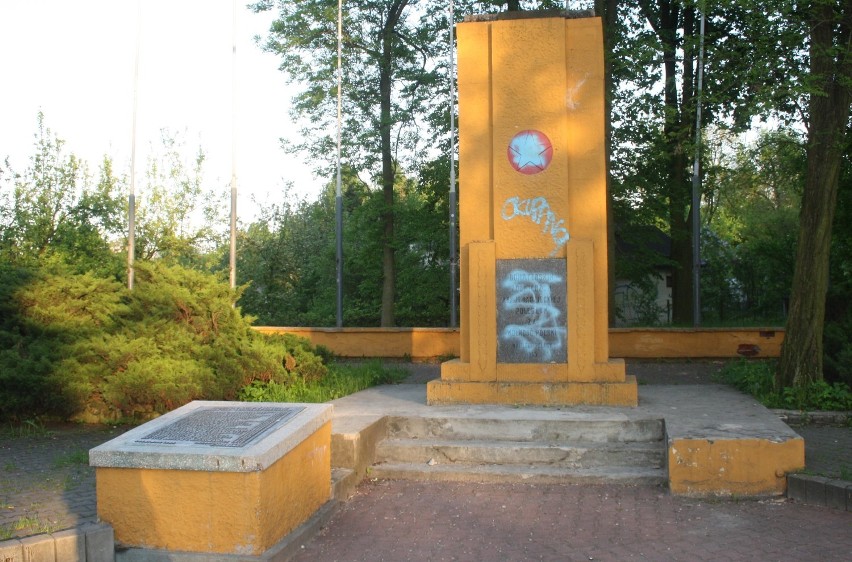 Sosnowiec: pomnik żołnierzy radzieckich w Ostrowach Górniczych pomazany farbą [ZDJĘCIA]