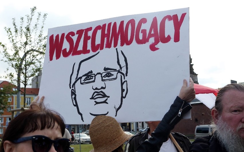 Manifestacja KOD-u w Szczecinie. "Obronimy polskie sądy" [WIDEO, ZDJĘCIA]