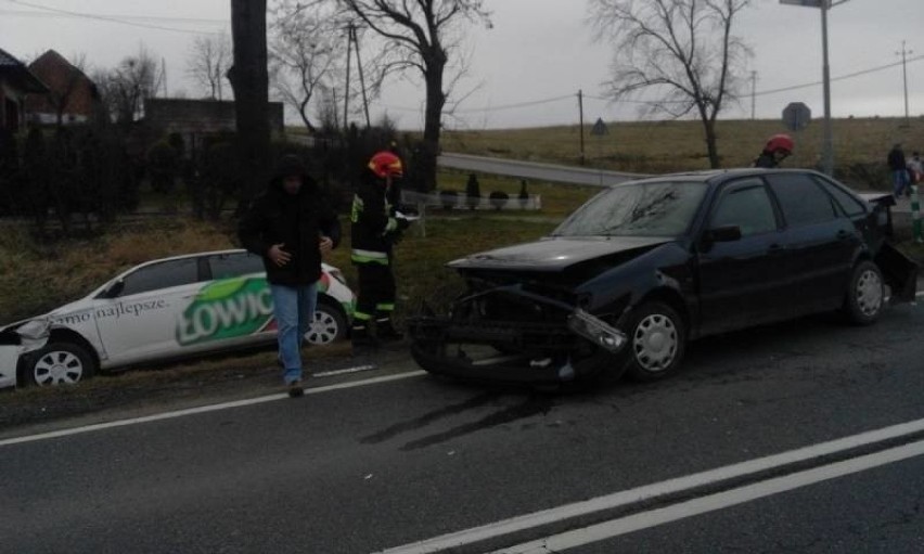 Zderzenie aut na DK 28 Trzetrzewinie. Jedna osoba zabrana do szpitala