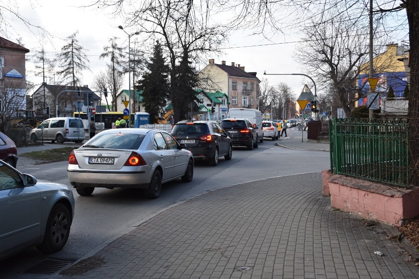 Rozkopane skrzyżowanie w centrum Tarnowa, korki, wyłączona sygnalizacja, ręczne sterowanie ruchem [ZDJĘCIA]