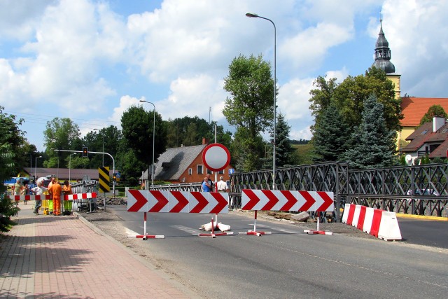 Most w Maciejowej: Korki na drodze krajowej nr 3 tworzą się z powodu budowy nowego mostu na rzece Radomierce.