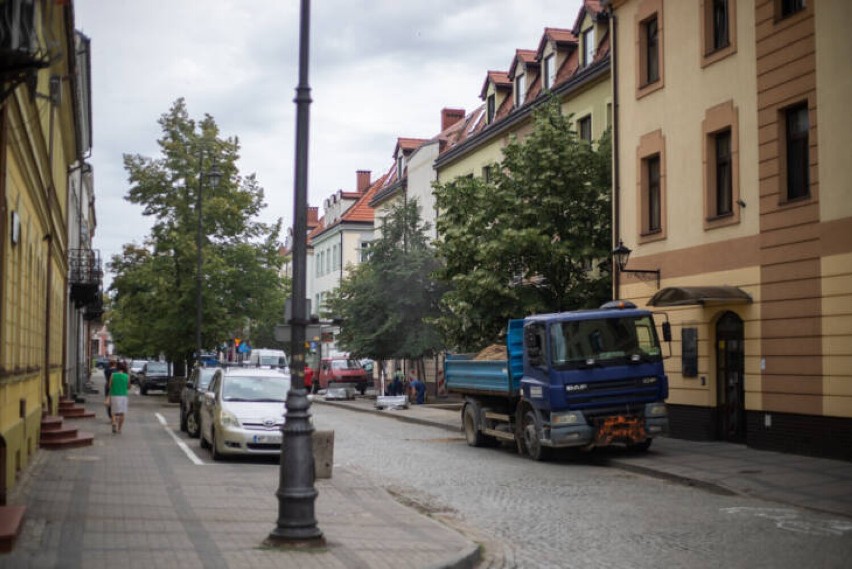 Zieleń zamiast betonu. Ruszyło rozbetonowywanie kolejnej ulicy w Płocku. Prace prowadzone są na ulicy Bielskiej 