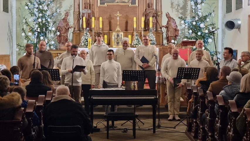 Polski Chór Męski wystąpił ze świątecznym koncertem w kościele w Gleśnie. Przyciągnął mnóstwo słuchaczy