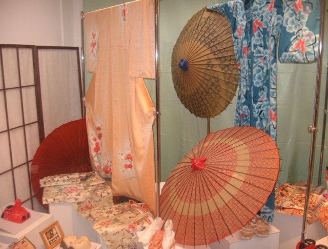 Na wystawie prezentowano m.in. kimona i tradycyjne parasole japońskie. Fot. Adam Sęczkowski