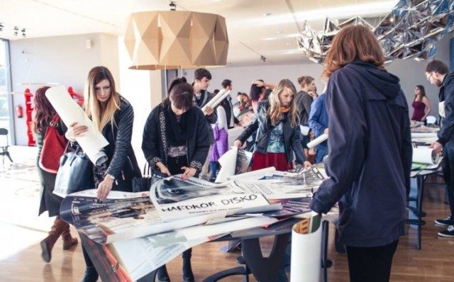 1 grudnia, g. 19.00 Labsen

Przedświątecznie i w imię podstawowych zasad ochrony środowiska wietrzymy nasz filmowy magazyn i zapraszamy na Plakatobranie! Nagromadziło się nam dużo makulatury, którą z chęcią się z Wami podzielimy, szczególnie, że składają się na nią piękne kinowe plakaty. Mogą ozdobić Wasze ściany, stać się oryginalnym prezentem lub kolejnym nabytkiem dla pasjonatów i kolekcjonerów. Uwierzcie będzie w czym wybierać!

Czeka na Was fascynująca podróż przez kinematografie całego świata, które niegdyś gościły na naszych ekranach!

Czytaj więcej: tutaj

Plakatobranie!