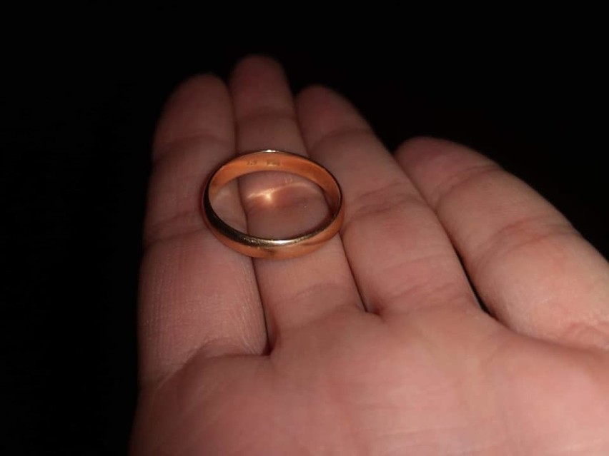Muszyna. Małżeńska obrączka znaleziona po 20 latach trafiła do właściciela [ZDJĘCIA]