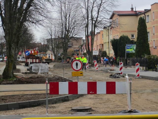 Trwają prace modernizacyjne na ul. Jagiellońskiej w Ustce. Efekty są już widoczne, a mieszkańcy mogą już korzystać ze świeżo położonego chodnika.