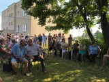 Protestujący mieszkańcy i wójt gminy Płużnica pod Wąbrzeźnem rozmawiają w sprawie budowy zakładu przetwarzania odpadów