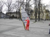 Częstochowa: Surfujący Mikołaj i połykacze ognia