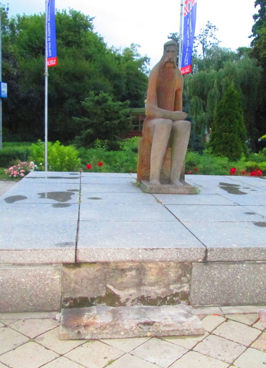 Pomnik Adama Asnyka w Kaliszu sypie się