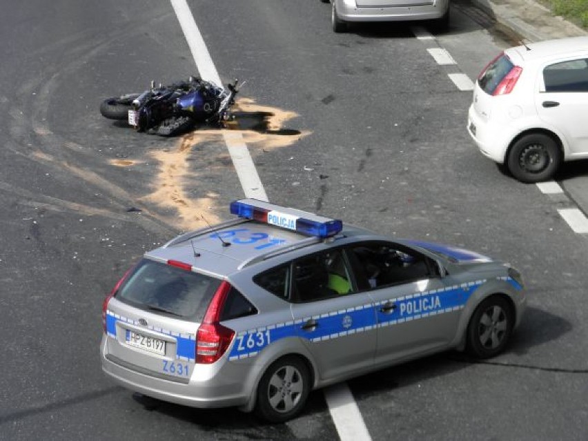 Samochód osobowy i dwa motocykle zderzyły się na placu Na...
