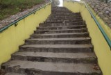 W bardzo złym stanie znajdują się schody na ulicy Zamkowej