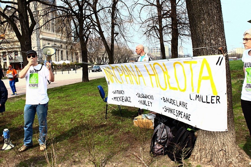 Rozdawali książki. Jedni o marihuanie, drudzy z naklejką...